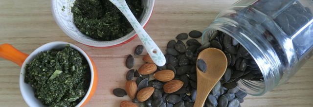 Pesto de fanes de carottes aux amandes, graines de courges et parmesan