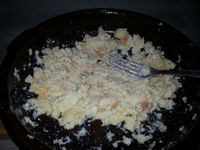 1 - Réunir vos ingrédients. Nettoyer, laver et éponger les calamars. Faire chauffer dans une casserole du lait et le verser bouillant sur la mie de pain émiettée. Bien écraser et malaxer à la fourchette. Peler, hacher l'oignon et l'ail, en réserver une moitié de chaque pour la suite de la recette. Découper le jambon cru en petits morceaux, en garder 2 tranches sans les découper pour la décoration.