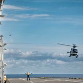 La gendarmerie nationale qualifient ses pilotes à l'appontage sur le porte-hélicoptères Mistral