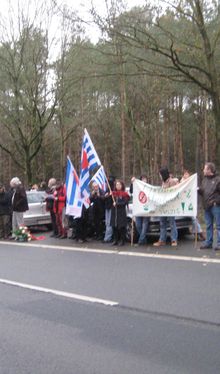 Mahnwache 14.11.10 gegen Faschismus und Krieg vorm Soldatenfriedhof Essel