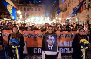 Stepan Bandera, Roman Shukhevych et d’autres membres de l’Armée insurrectionnelle ukrainienne (UPA), comme des héros de l’Ukraine