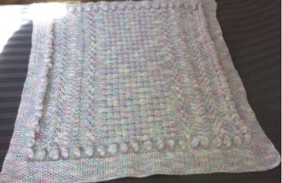 Une couverture de bébé moelleuse tricotée main!