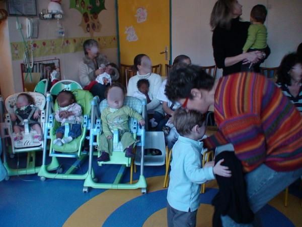 Tendres et amusants moments à partager en famille ou avec sa classe. Petits et grands participent activement aux comptines et jeux. Plaisir et rires GARANTIS !!!