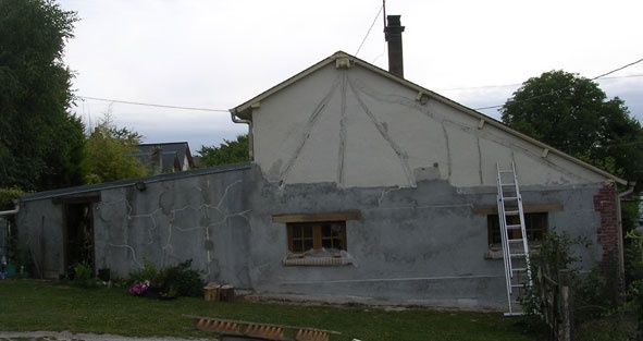 Reconstruction du pignon de la maison.