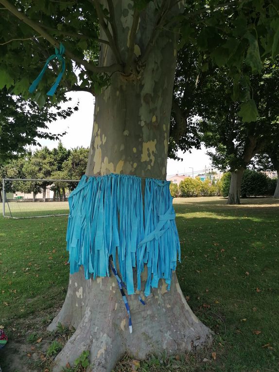 Blue shaman's tree. NatiNath installation dans le parc de l'institut