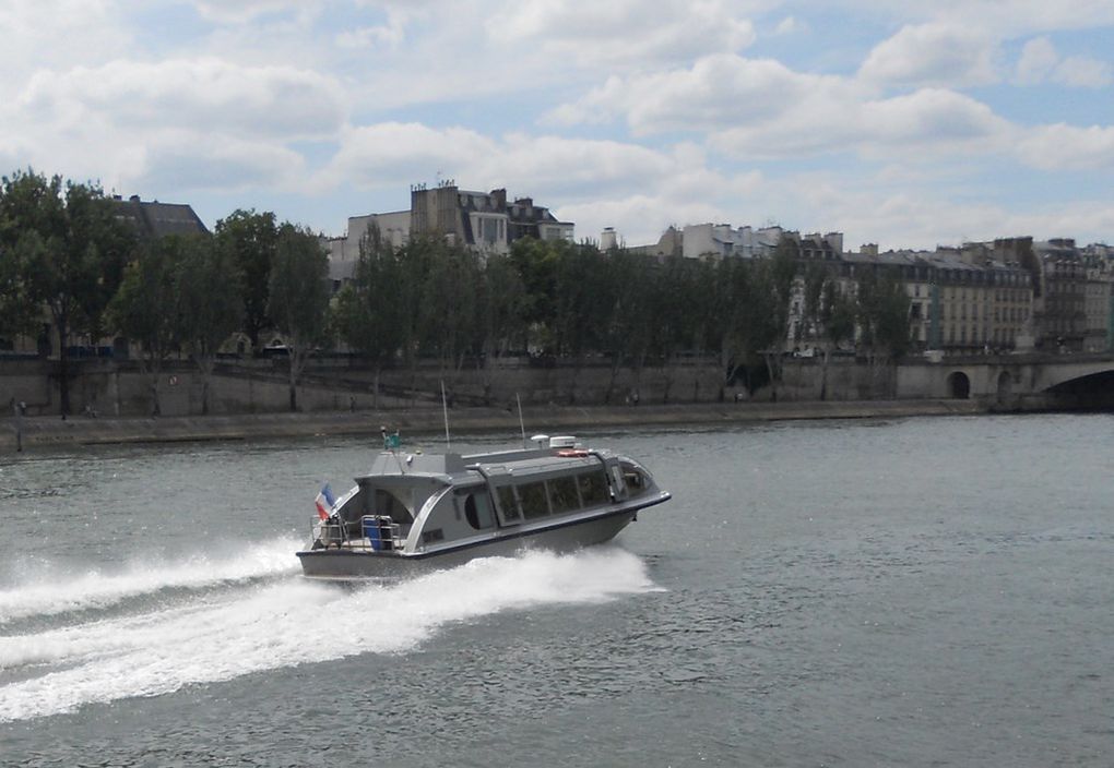 CONCORDE , DF  M2 , sur la Seine a Paris le 22 juillet 2015