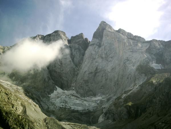 Sortie r&eacute;ussi du couloir de Gaube (30 avril 2006) et tentative avort&eacute;e&nbsp;&agrave; l'&eacute;peron nord du&nbsp; pic longue du Vignemale (mi-septembre)