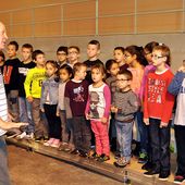 ALGRANGE: Visite des écoles à l'exposition de peintures et de sculptures en 2014, salle Mandela