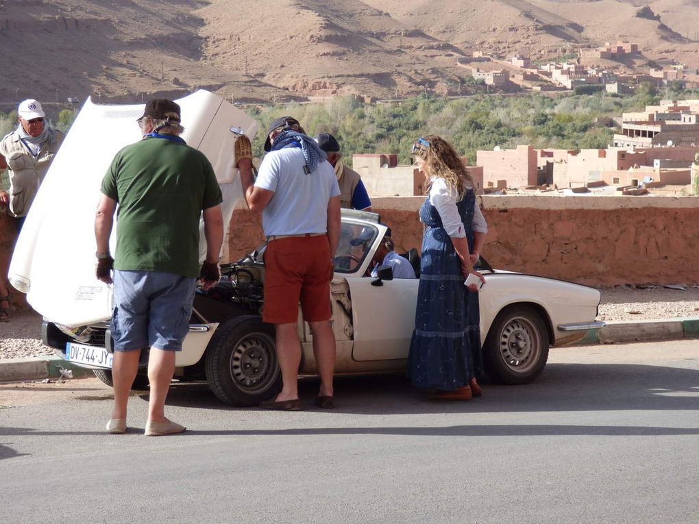 Pendant que les mécanos s'affairent, nous discutons à bâtons rompus avec des petits Marocains qui sortaient de l'école