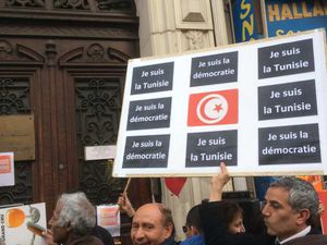 Suite à l'acte meurtrier de Tunis, avec d'autres éluEs, j'étais présent devant le consulat de Tunisie à Marseille pour soutenir la Tunisie, son peuple, sa jeune démocratie et avoir une pensée pour celles et ceux qui ont perdu la vie dont trois français. La réaction du peuple tunisien montre que ceux qui rêvent d'une dictature, se cachant derrière une religion, ont encore perdu...