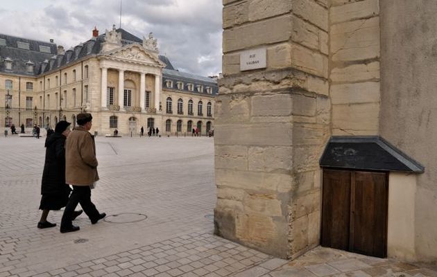 Dijon, place de la libération (par la rue Vauban)