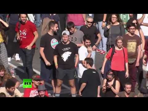 Barcelone : manifestation contre la détention de deux indépendantistes . RT en Direct