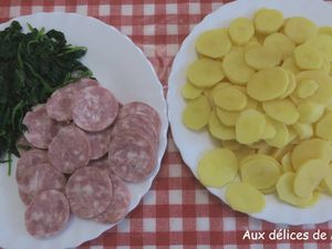 Gratin de pommes de terre et épinards au saucisson fumé à l'ail et brousse de brebis