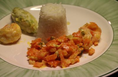 Riz accompagné de scampi sur un lit de carottes et quenelle de poireaux