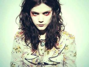 soko, une chanteuse et actrice française d'ascendance polonaise qui se fit connaitre par myspace