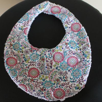 bavoir 1er age fleuri