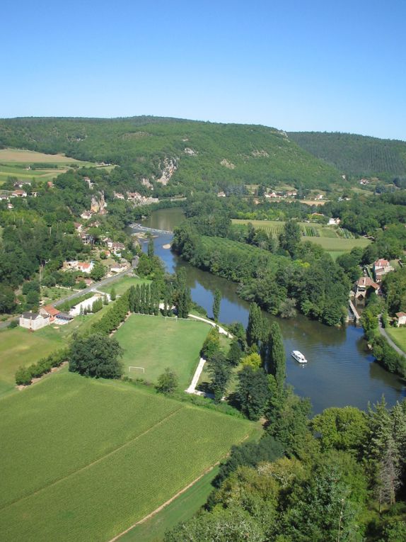 Villages bâtis dans la roche (Rocamadour), ou à même le rocher (St-Cirq Lapopie), le Lot sinueux, la propriété du Prince du Danemark (le château de Caïx). Une région magnifique...