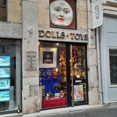 Antic dolls toys à Lyon