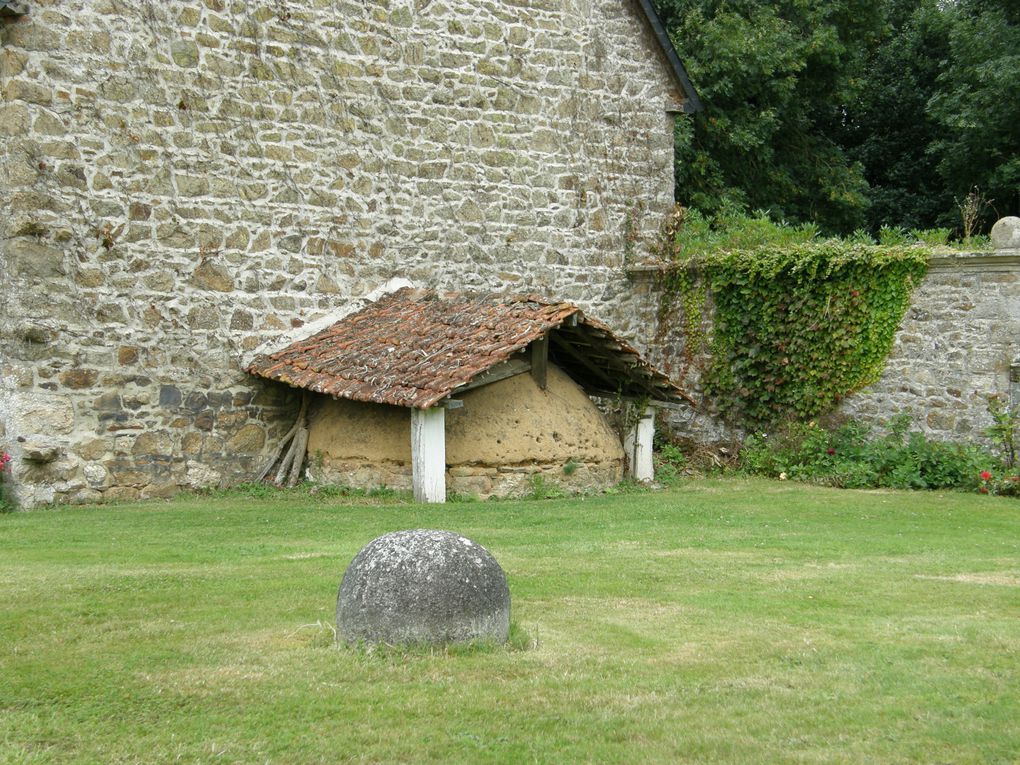 Superbe journée de découverte des chateaux du coté de Lanvolon. L'histoire nous rattrape et nous sommes fascinés par ces batisses si imposantes...