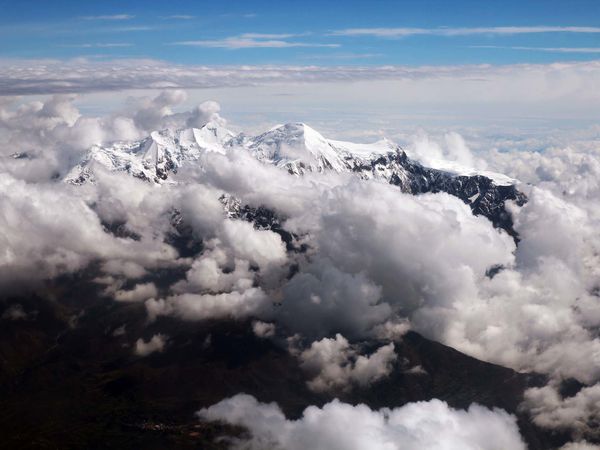 De l'Amazonie aux montagnes enneigées à travers les airs