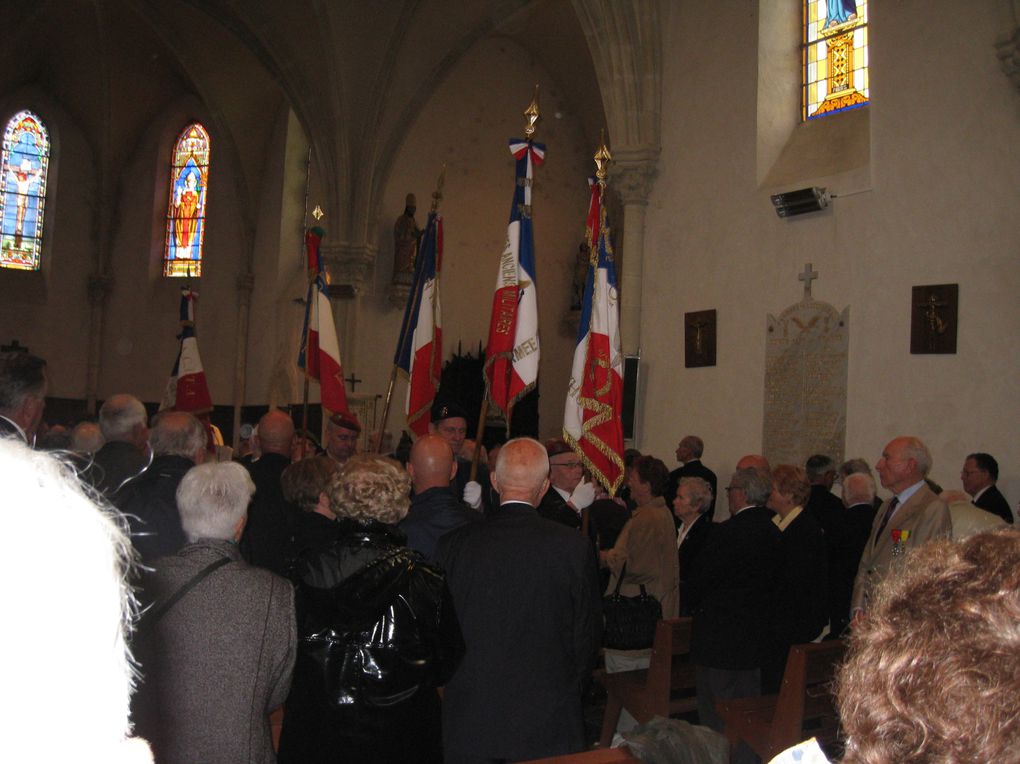 Meucon 29 mai 2010 à l'occasion du 30ème anniversaire.
La stèle des Paras-Colo