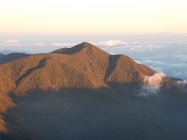 <p><em>Quelques reglages sont encore necessqires pour vous permettre de voir les photos avec une taille correcte... Merci de patienter!</em></p>
<p>Voici les Blue Mountains, ou plus precisement la vue sur les Blue Mountains depuis le Blue Peak, sommet de la Jamaique. Apres trois heures de randonnee de nuit, le leve de soleil est tout simplement magnifique! On voit le soleil emerge, l'ombre du peak se deplacer, et meme si on le discerne mal sur les photos, la mer au Nord, au Sud et un peu a l'Ou