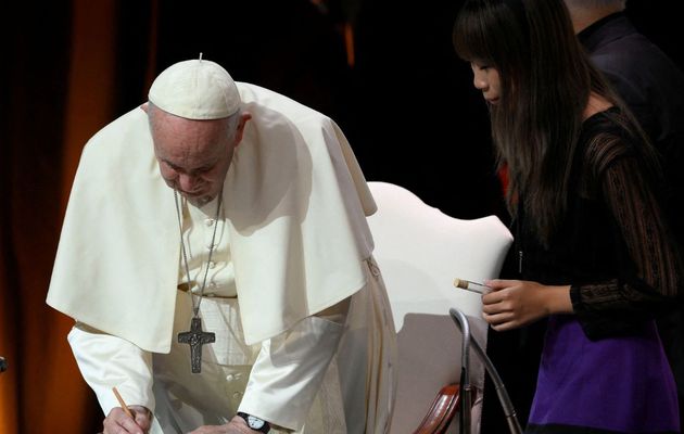 Le Pape signe le pacte d'Assise pour revenir à une économie de l'Évangile.