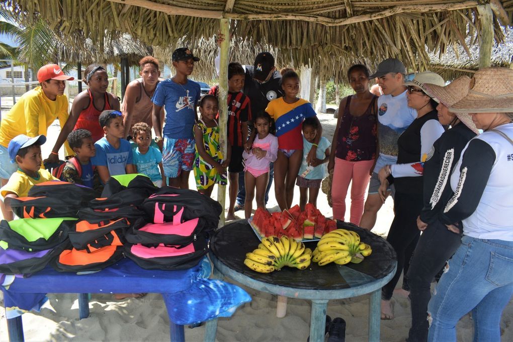 Fundación "Dar Más que Recibir" entrega kits escolares a escuela en la Bahía de Patanemo, Puerto Cabello