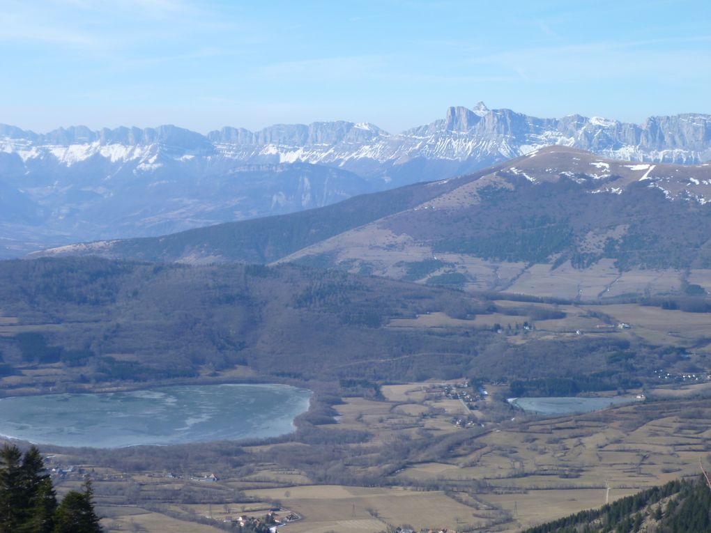 DEPART: STATION ST HONORE 1500
DENIVELE + : 800 M
TEMPS: 4 H
DIFFICULTE: AUCUNE, SI CE N'EST UNE LONGUE MTEE.
BELLES VUES SUR LA CHAINE DU VERCORS ET DES ECRINS.