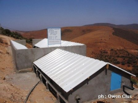 juillet 2008, réalisation grace au prix festiventu 2007 et avec l'ass. IMRJANE d'une station de démonstration de récupération de rosée et brouillard au Maroc (Mirleft): condenseurs radiatifs en terrasse, toiture et terre plein. photos Owen Clus