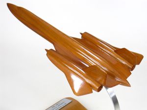 Lockheed SR71 Blackbird (échelle : 1/90°, bois : merisier)