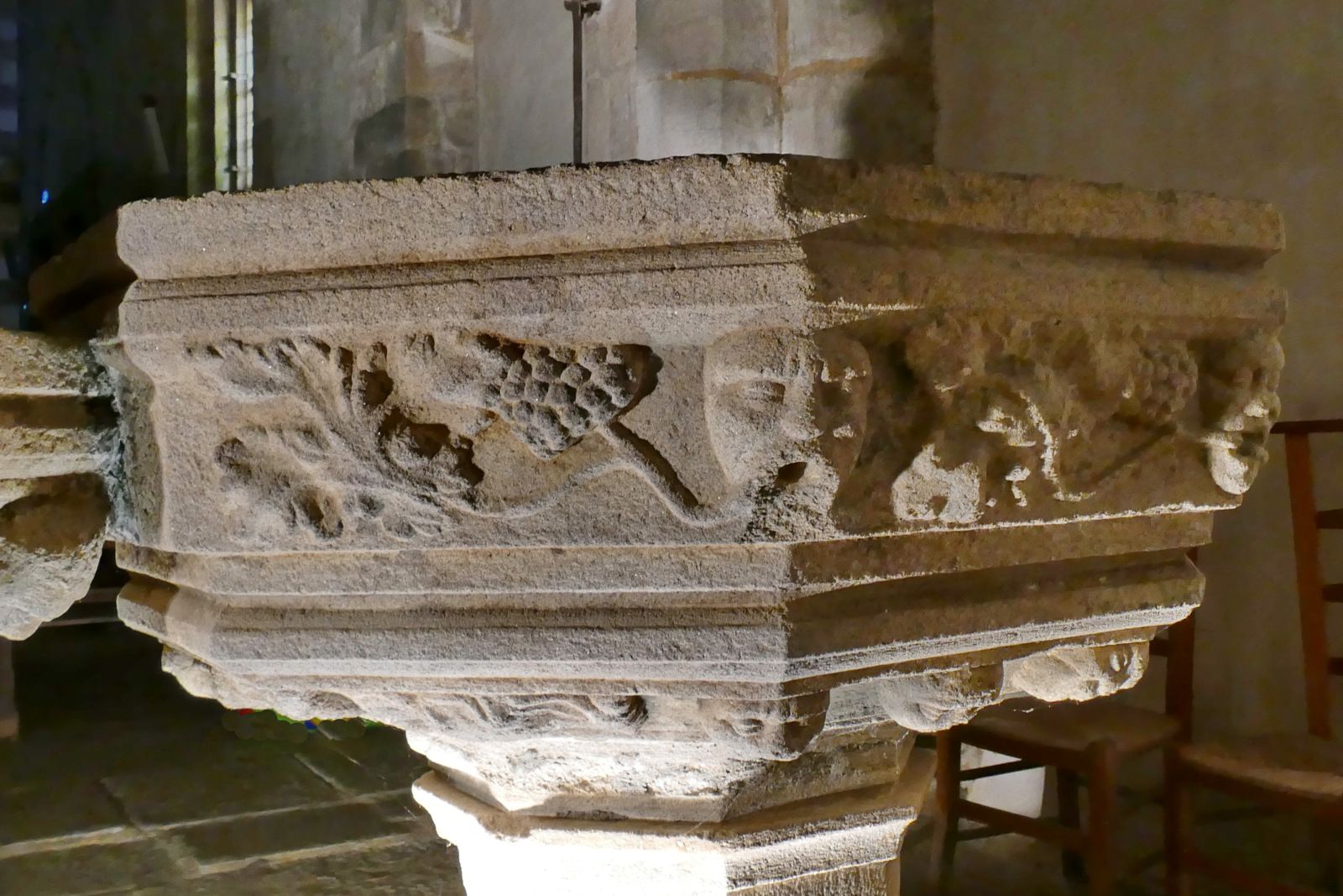 Les fonts baptismaux (granite, vers 1500) de l'église de Saint-Jean-du-Doigt. Photographie lavieb-aile octobre 2022.