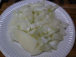 2 - Pour préparer votre bouillon, laver, couper et épépiner les tomates, émincer les oignons, éplucher et dégermer l'ail, couper le fenouil frais en quartiers et les blancs de poireaux en rondelles.