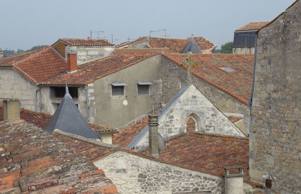 Quand d'anciennes chapelles, l'une est intégrée dans le centre de l'hostellerie St Julien, la seconde, dont il reste peu à part un beau vitrail, accueille les sculpteurs des temps modernes. Sous le regard, un peu dans le vague, de la cathédrale St Pierre qui affirme toujours sa magnificience, ayant survécu, tant bien que mal, aux guerres... de cent ans, de religions et bien sûr la dernière contre la monarchie absolue. xxxxxxxxxxxxxxxxxxxxxxxxxxxxxxxxxxxxxxxxxx  xxxxxxxxxxxxxxxxxxxxxxxxxxxxxxxxxxxxxxxxxxx xxxxxxxxxxxxxxxxxxxxxxxxxxxxxxxxxxxxxxxxx xxxxxxxxxxxxxxxxxxxxxxxxxxxxxxxxxxx Agenda et invitations: 