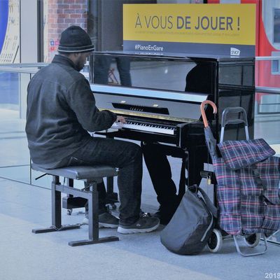 PIANISTE PERDU DANS LE HALL DE LA GARE MONTPARNASSE