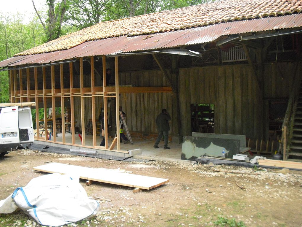 Chantier de mai 2012, construction des gradins et accès du "théâtre de verdure" et avancée du bâtiment...