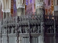 Promenade à l'intérieur. Observez les parties nettoyées avec les colonnes du choeur et les clés de voute polychromes des chapelles absidiales, entre autres splendeurs.