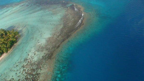 <p>tour de l'ile de bora et visite de tupai, l'ile voisine regardez bien , elle a une forme particulière</p>
<p> d'autres photos à venir !!!</p>
<p> </p>