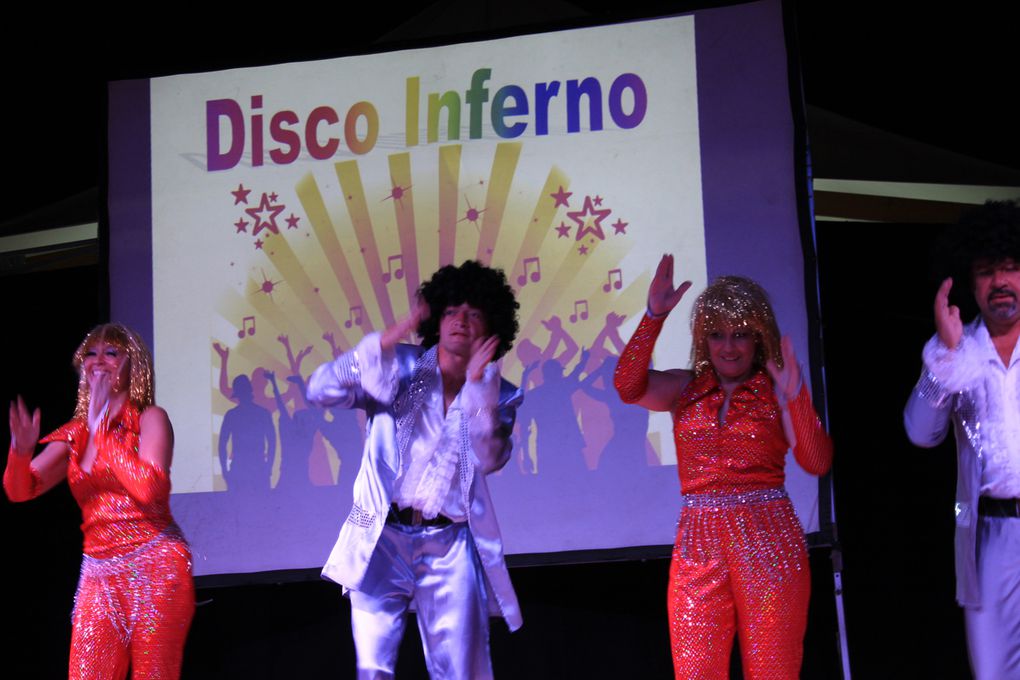 Sur le front de mer entre le casino et un bar bercé par les vagues, Royan au rythme du Rock'n'Roll avec le spectacle " Swing to the Rock" présenté par DANSE PROJECT. Soirée organisée par l'Association Générale de Pontaillac, présidée par Mad