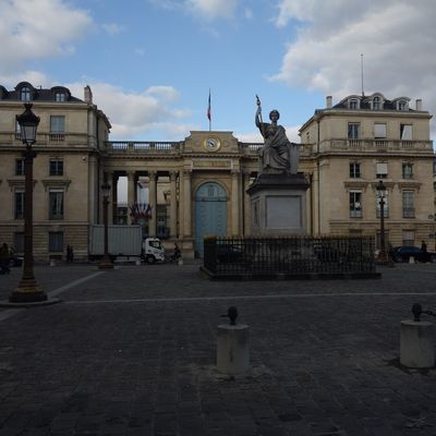 Avec la présidence Macron et l'enracinement du RN, le clivage gauche-droite est-il dépassé ?