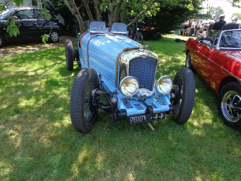 photos de l'exposition de voiture anciennes par l'atelier du temps dans le parc du restaurant Benureau