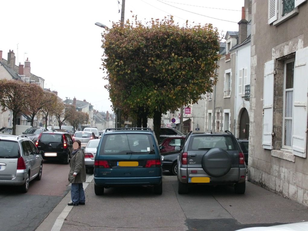 Devant le lycée Sainte-Marie, au moment de la sortie des écoles !