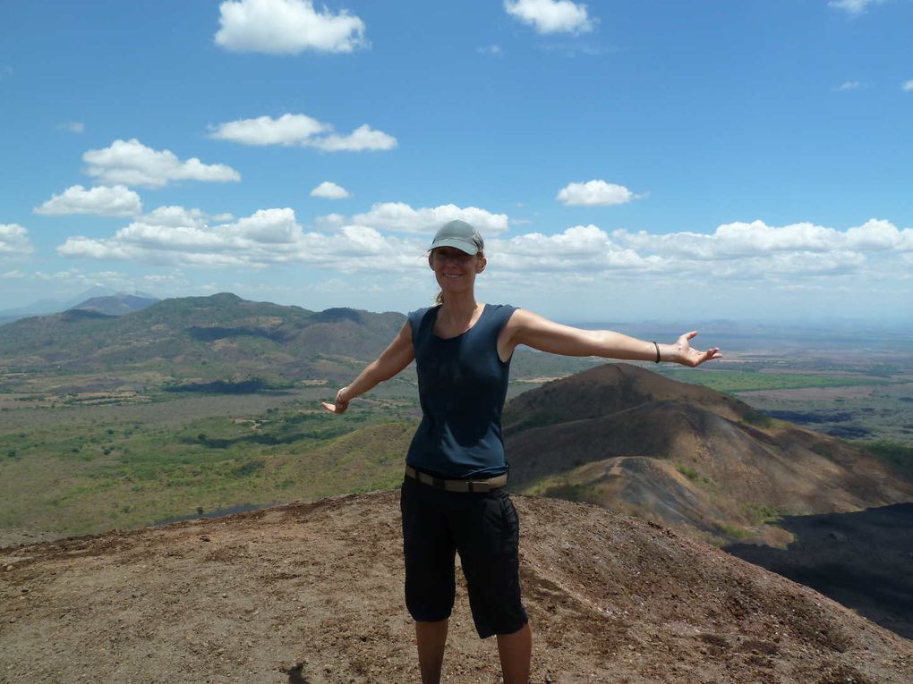 Le Cerro Negro est un des nombreux volcans qui entourent la ville de Leon, un cône parfait recouvert de sable noir. Rapide ascension à pied en 45 min avec la planche sur le dos, puis on admire la vue à 360°C au sommet - splendide!- avant de redes