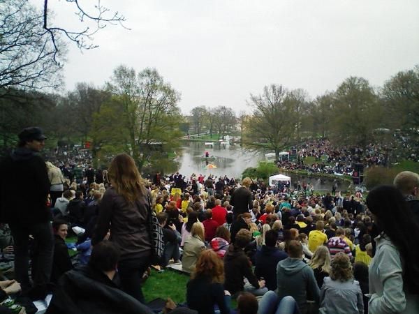 Avril 2008, parce que l'université, Kapsejlads!
Course de beteaux sur le lac. 4 équipes de 4. Il suffit de traverser le lac, de boire une bière, de tourner dix fois autour de la bouteille, de remonter dans le bateau et traverser le lac... et c'es