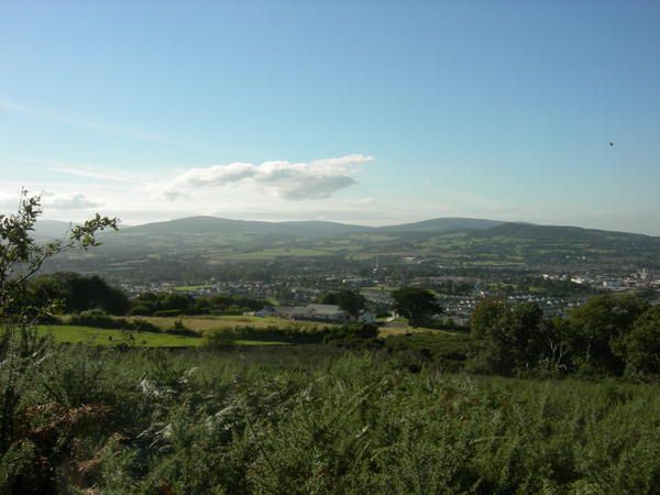 Bray, petit village baln&eacute;aire du sud dublinois, et la colline qui surplombe la baie.