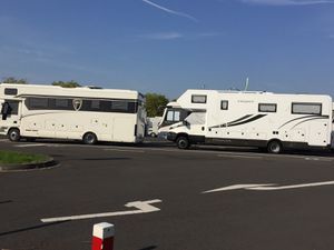 un échantillon de ce qui nous entoure sur le parking (il y en a pour tous les gouts ..... )