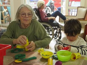 Les enfants de la crèche à la résidence en mai et juin