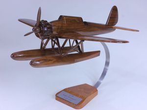 Arado 196 (Allemagne, échelle : 1/33°, bois : noyer, merisier)