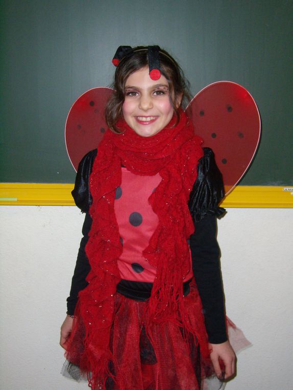 Le carnaval a eu lieu vendredi 15 février. Dans une ambiance de fête et sous un beau soleil,les élèves de toutes les classes ont défilé, chanté et dansé.