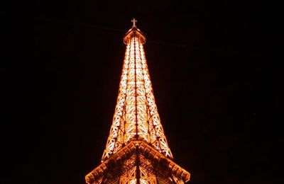 le voyage à Paris : étape à la tour Eiffel haut lieu du tourisme mondial